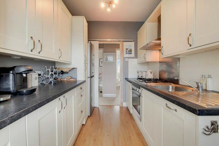 2 Bedroom Flat To Rent In Balham High Road, Wandsworth Common, London, SW17