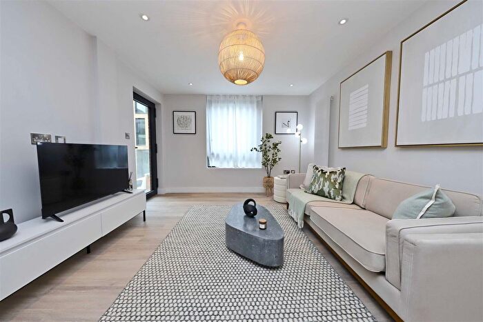 1 Bedroom Flat To Rent In Paramount House, Uxbridge, UB8