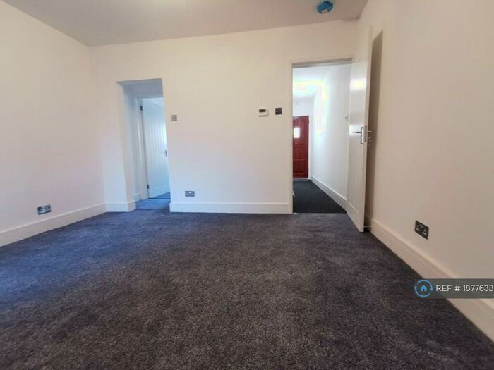 2 Bedroom Flat To Rent In Pitcroft Avenue, Reading, RG6