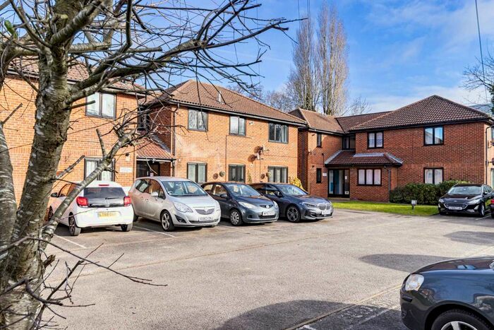 2 Bedroom Flat To Rent In Holme Place, Hemel Hempstead, HP2