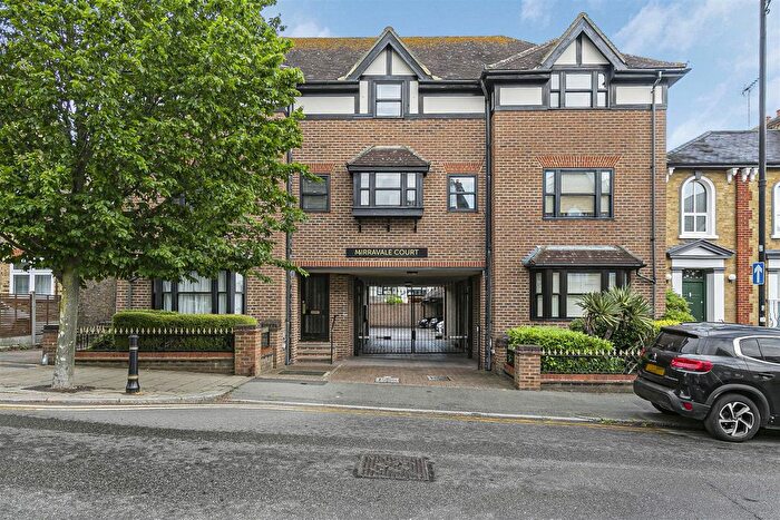 1 Bedroom Flat For Sale In Queens Road, Buckhurst Hill, IG9