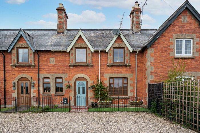 3 Bedroom Terraced House For Sale In Buckland, SN7