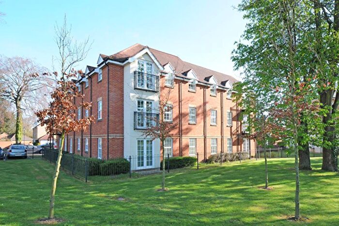 2 Bedroom Flat To Rent In Newbury, Berkshire, RG14