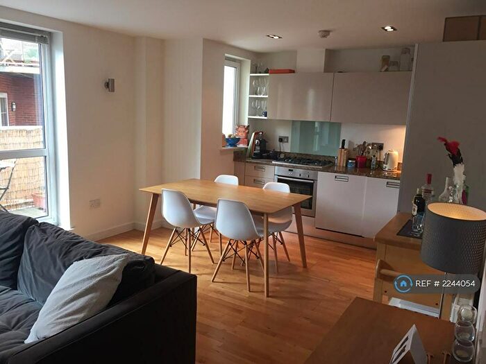 2 Bedroom Flat To Rent In Enfield Road, London, N1