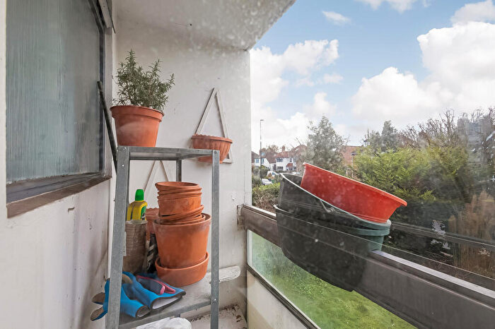 1 Bedroom Flat To Rent In Elm Court, Belmont Hill, London, SE13