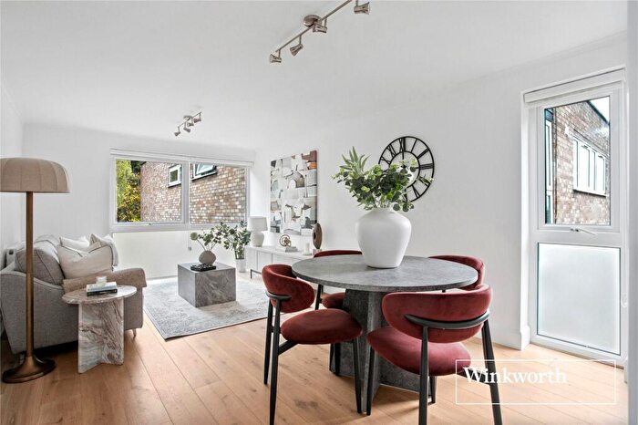 2 Bedroom Apartment For Sale In Sutherland Close, Barnet, EN5