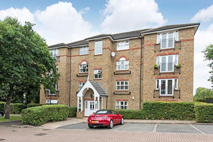 2 Bedroom Flat To Rent In Clockhouse Place, Putney, SW15