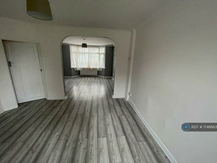 2 Bedroom Semi-Detached House To Rent In St. Winifreds Avenue, Luton, LU3