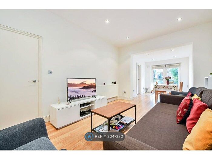 2 Bedroom Flat To Rent In Sutton Road, London, N10
