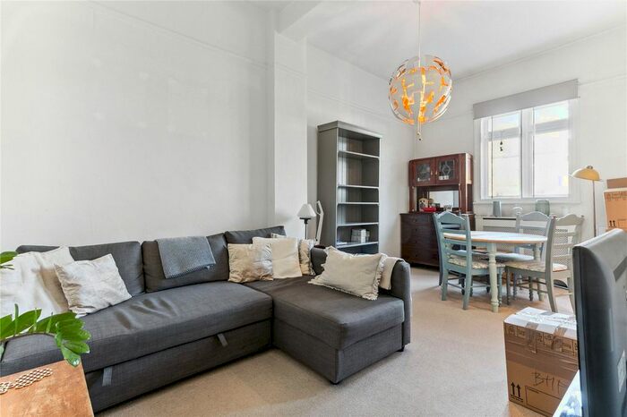 1 Bedroom Flat To Rent In Woodstock Grove, Shepherds Bush, London, W12