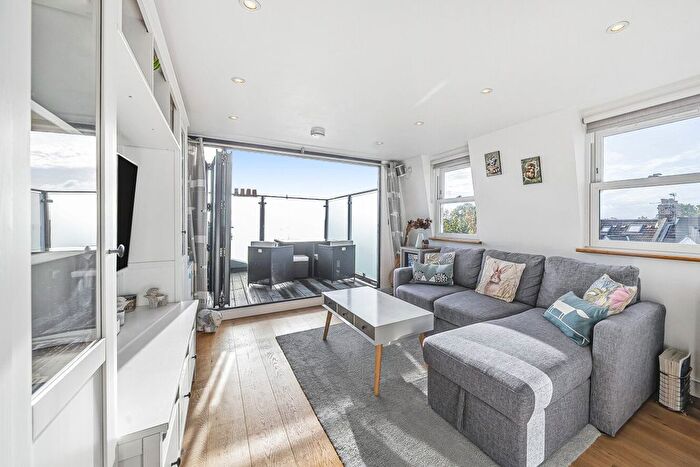 4 Bedroom Maisonette For Sale In Charlmont Road, Tooting, London, SW17