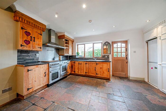 5 Bedroom Detached House To Rent In Dolphin Court North, Staines, TW18