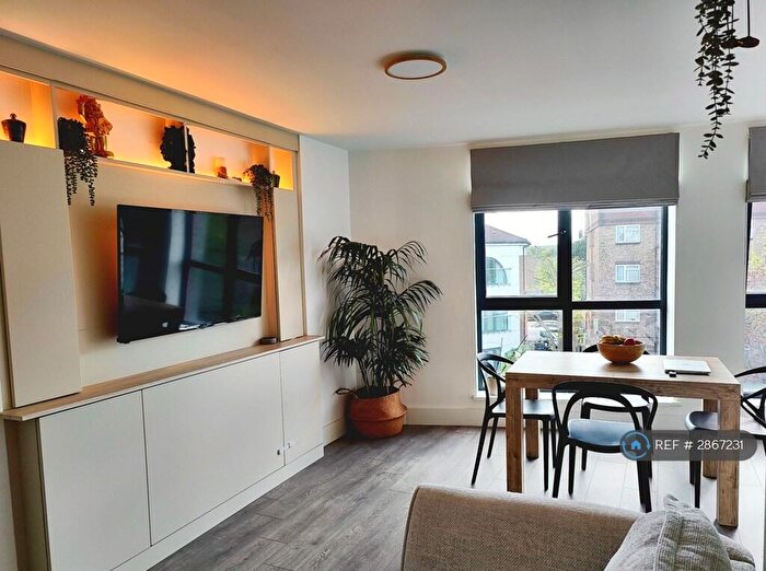 2 Bedroom Flat To Rent In Masons Hill, Bromley, BR2