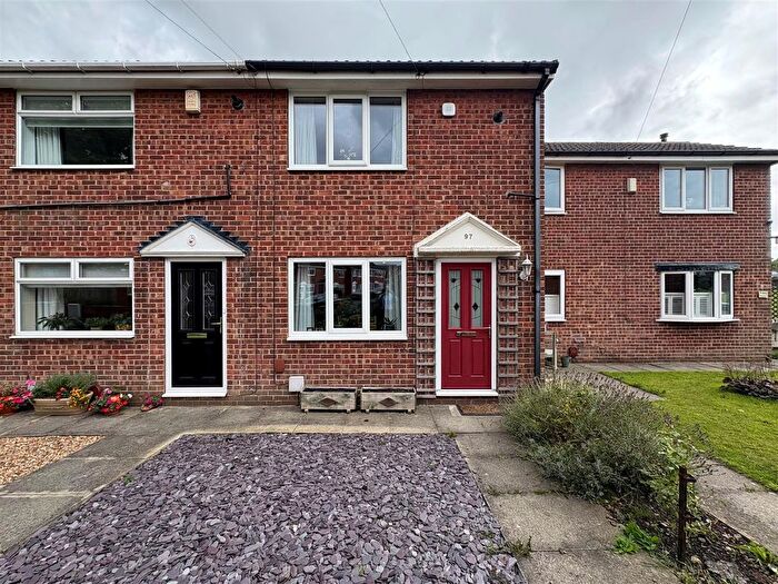 2 Bedroom Town House For Sale In Oakway, Birkenshaw, Bradford, BD11