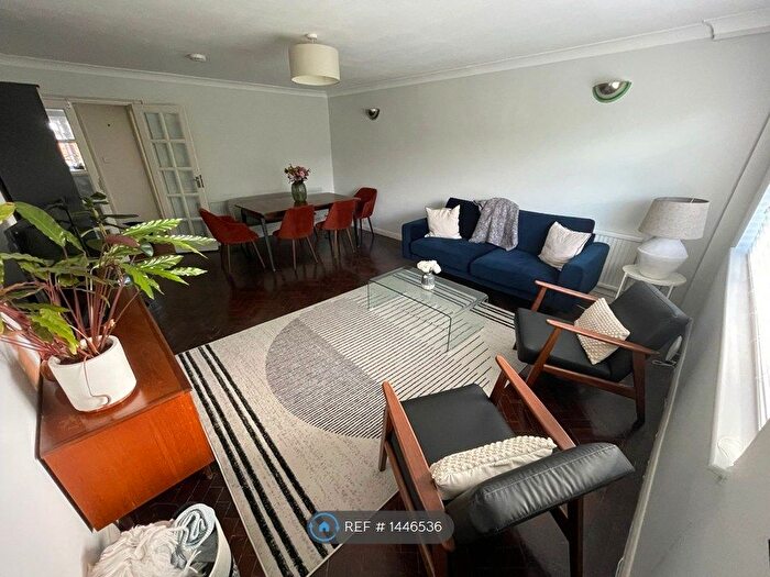 2 Bedroom Flat To Rent In Oaks Avenue, London, SE19