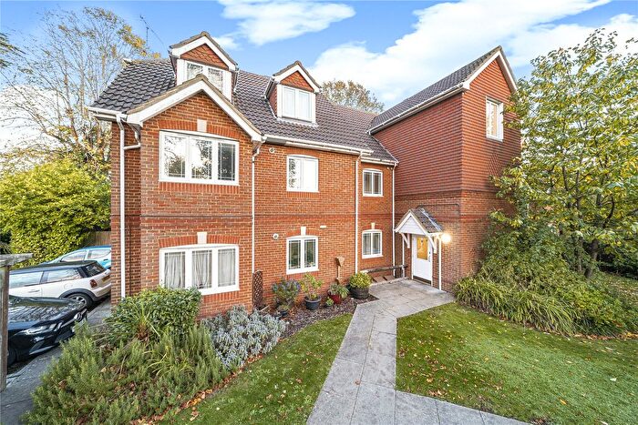 2 Bedroom Flat For Sale In Knaphill, Woking, Surrey, GU21