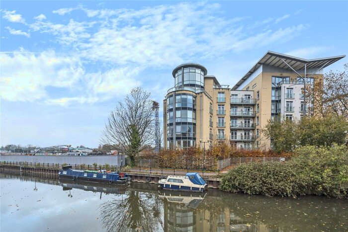 2 Bedroom Apartment To Rent In The Meridian, Kenavon Drive, Reading, Berkshire, RG1