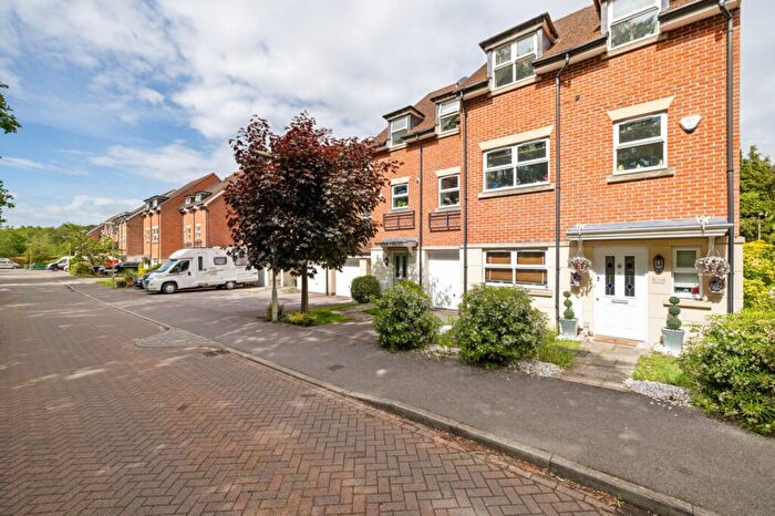 3 Bedroom Terraced House For Sale In Hawthorn Way, Lindford, GU35