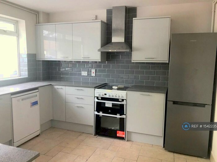 2 Bedroom Flat To Rent In Willow House, Wokingham, RG41