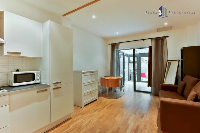 2 Bedroom Flat To Rent In King's Cross Road, London, WC1X