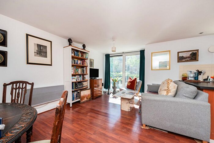 2 Bedroom Flat To Rent In Holland Gardens, Brentford, TW8