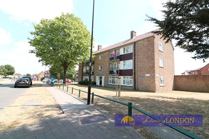 3 Bedroom Flat To Rent In Hoe Lane, Enfield, EN1