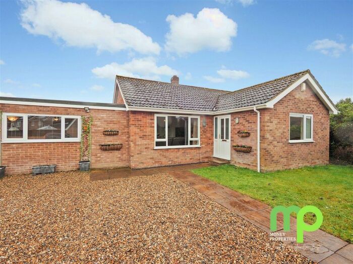 3 Bedroom Bungalow For Sale In Knyvett Green, Ashwellthorpe, Norwich, NR16