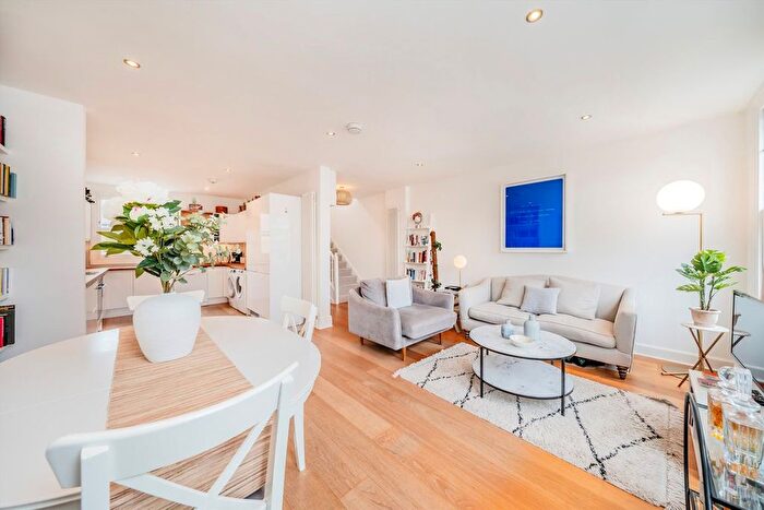3 Bedroom Flat To Rent In Radipole Road, Fulham, SW6