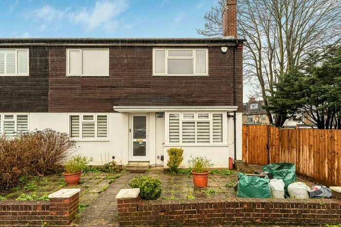 2 Bedroom Apartment To Rent In Beverley Close, London, N21