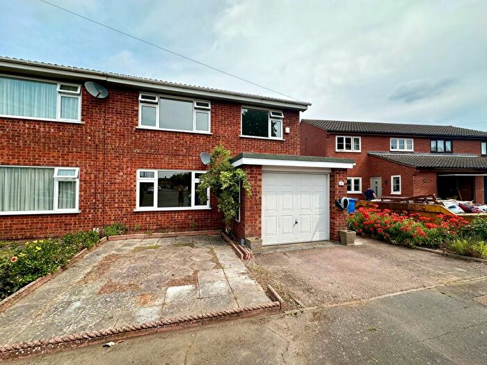 3 Bedroom Semi-Detached House To Rent In Aylesbury Close, Norwich, NR3