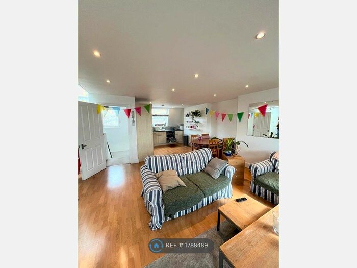 3 Bedroom Flat To Rent In Englands Lane, London, NW3