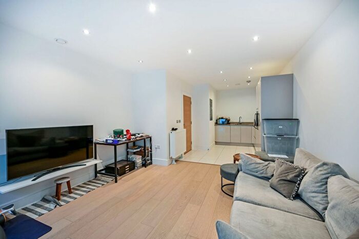 1 Bedroom Flat To Rent In Levett Square, Richmond, TW9