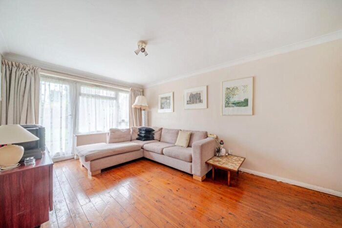 1 Bedroom Flat For Sale In Galsworthy Road, Kingston Upon Thames, KT2