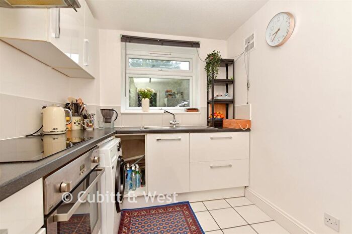 1 Bedroom Flat For Sale In Cheam Road, Sutton, Surrey, SM1