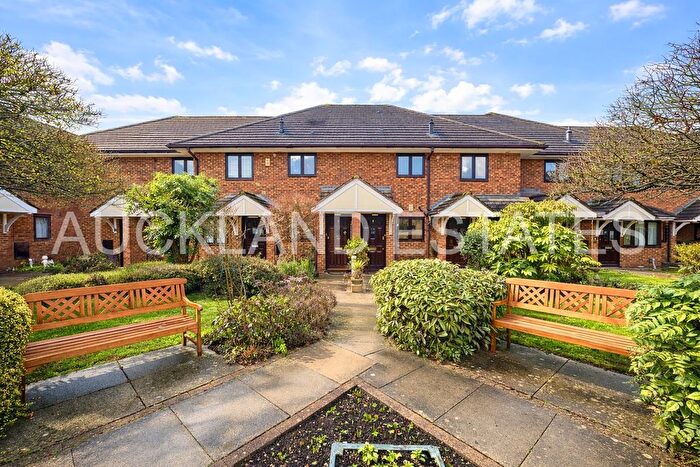 2 Bedroom Maisonette For Sale In Weston Close, Potters Bar, EN6