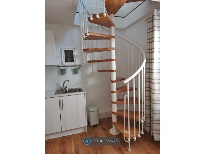 1 Bedroom Flat To Rent In Park Road, Redhill, RH1