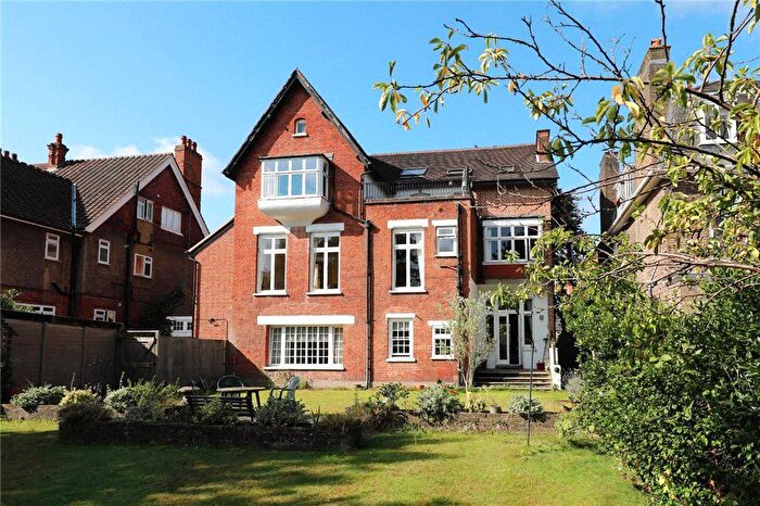 3 Bedroom Flat For Sale In Lauriston Road, Wimbledon Common, SW19
