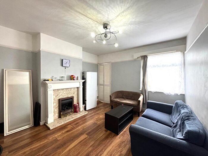 4 Bedroom Flat To Rent In Rialto Road, Mitcham, CR4