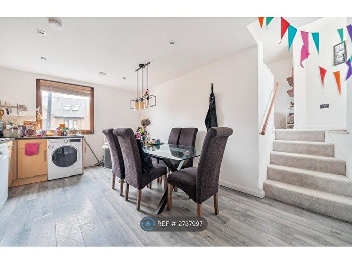 2 Bedroom Flat To Rent In Cable Court, London, SE16