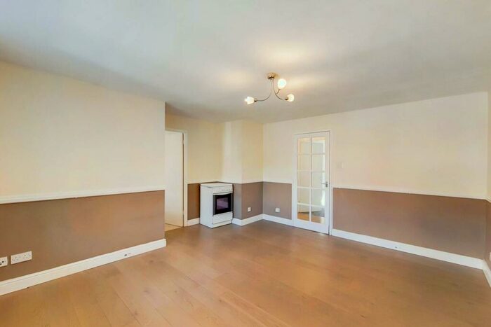 2 Bedroom Flat To Rent In Mullards Close, Hackbridge, Mitcham, CR4