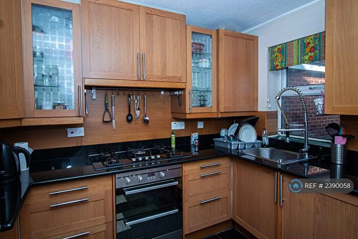 2 Bedroom Bungalow To Rent In Kays Gardens, Salford, M3