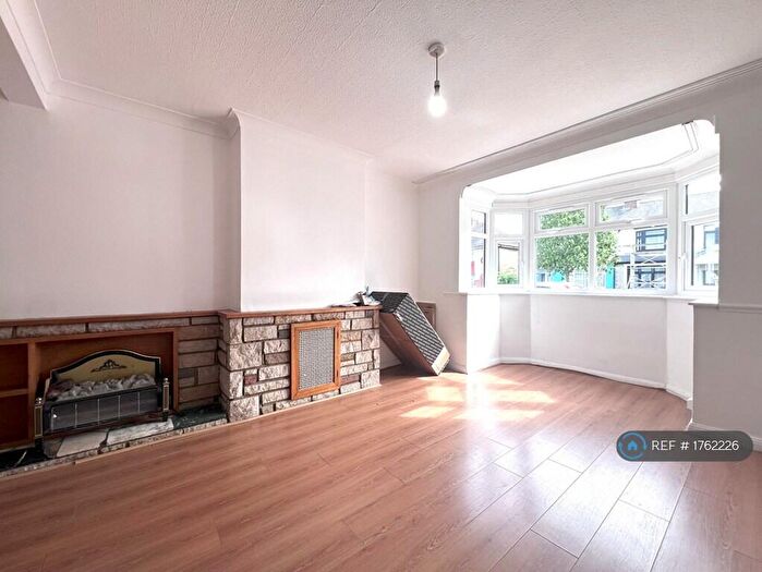 5 Bedroom End Of Terrace House To Rent In Northfield Road, Enfield, EN3