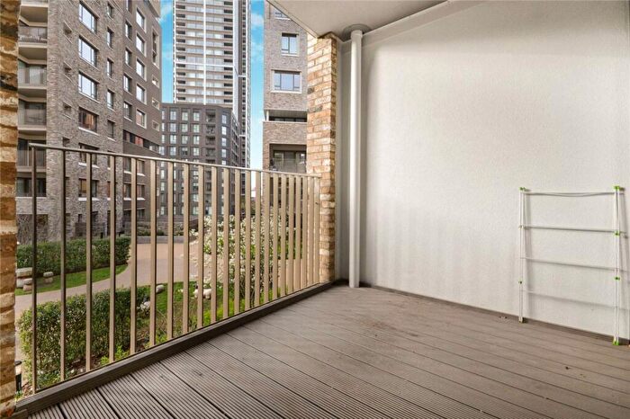 1 Bedroom Flat To Rent In Walworth Square, Elephant And Castle, London, SE17