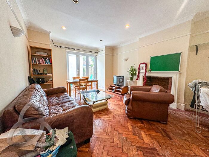 4 Bedroom Flat To Rent In St. Cuthberts Road, Kilburn, NW2
