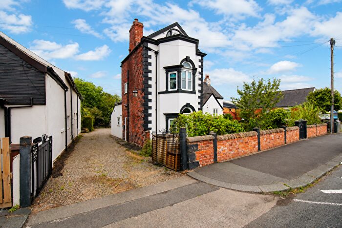 3 Bedroom Semi-Detached House For Sale In Leyland Lane, Leyland, Lancashire, PR25