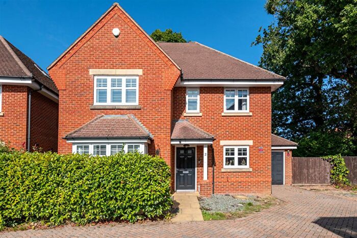 6 Bedroom Detached House For Sale In Hamilton Close, Horley, RH6