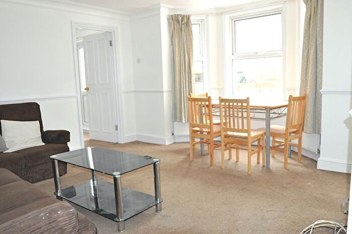 4 Bedroom Flat To Rent In Salcott Road, Battersea, London, SW11