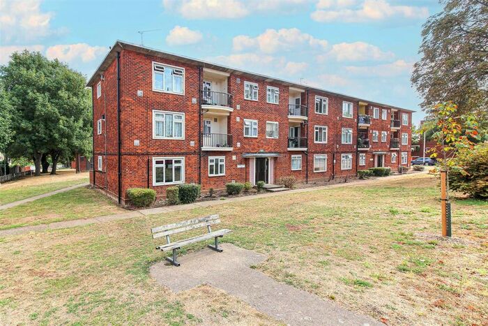 2 Bedroom Flat To Rent In Priory Close, Churchfields, London, E18