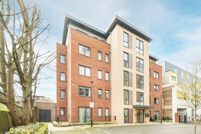 2 Bedroom Flat For Sale In Colonnade Gardens, Acton, W3