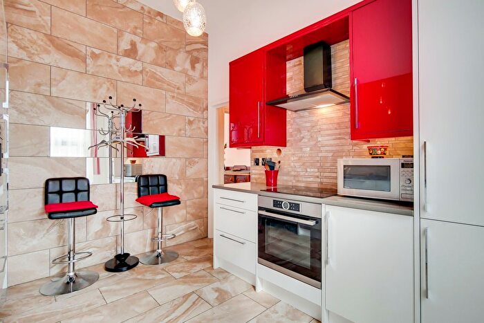 2 Bedroom Flat To Rent In Queenstown Road, London, SW8